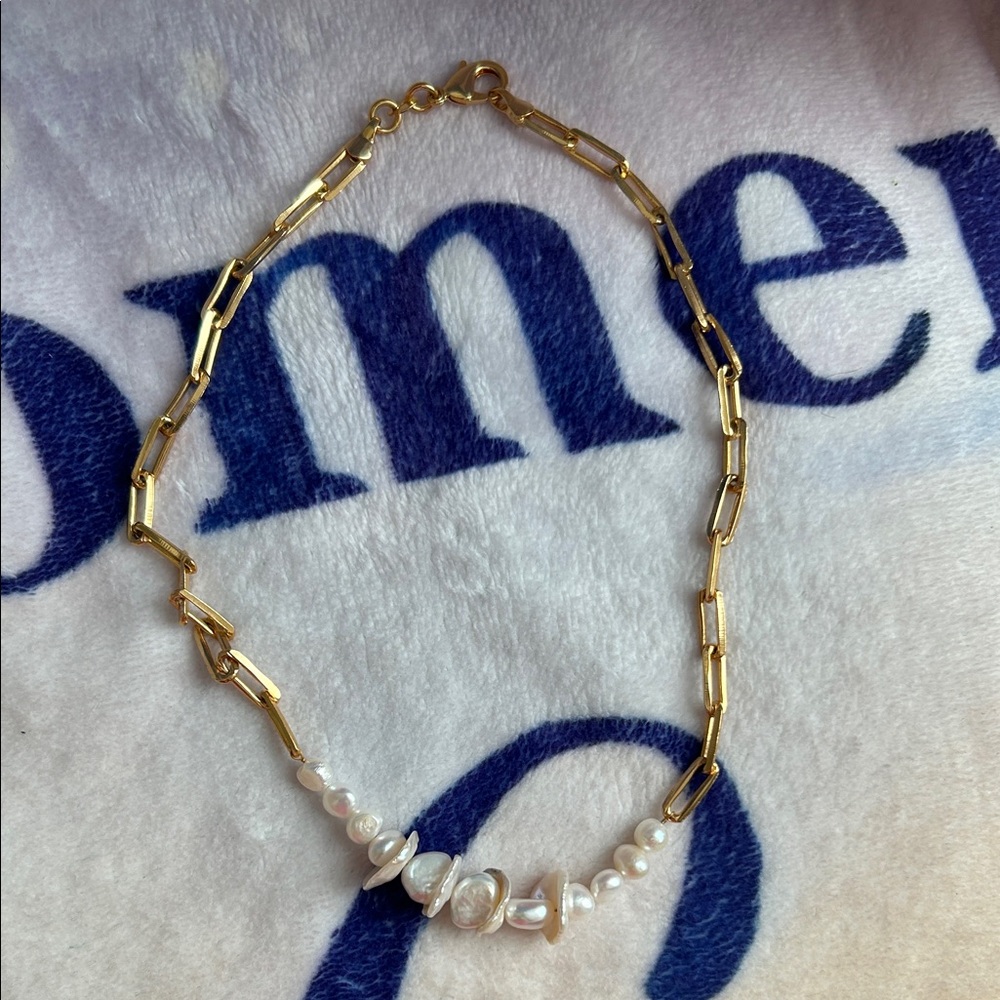 Elegant Gold and Pearl Women's Necklace